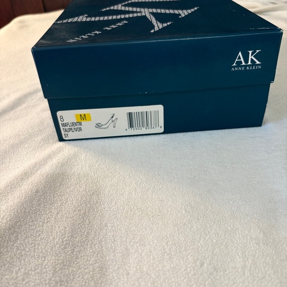 Anne Klein sling back patent leather heels with two tone bow - Picture 1 of 3